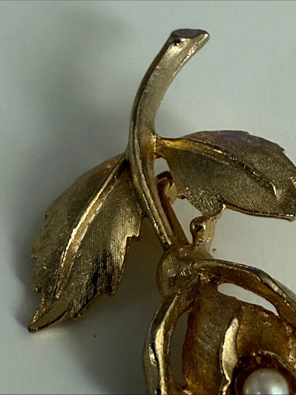 Vintage Gold-Tone Rose Brooch with Pearl Accent - Women Jewelry pin Classic